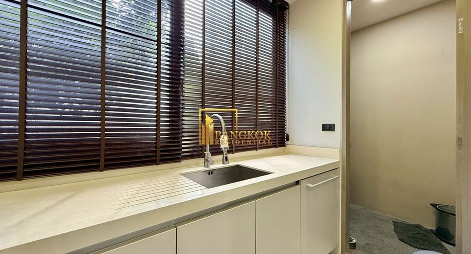 For rent 4 bedrooms townhouse in Watthana, Bangkok