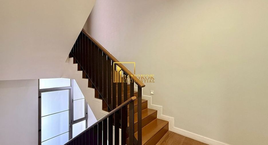 For rent 4 bedrooms townhouse in Watthana, Bangkok