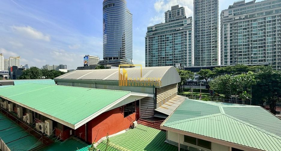 For rent 4 bedrooms townhouse in Watthana, Bangkok