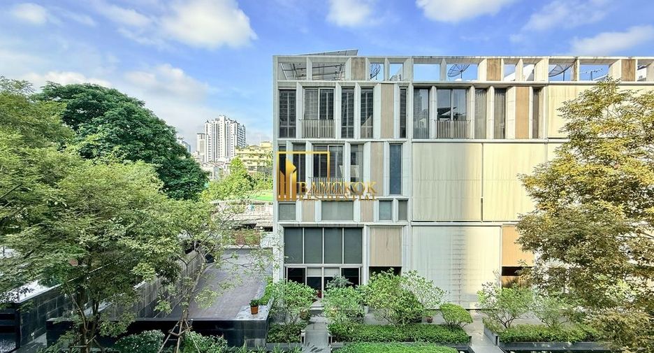 For rent 4 bedrooms townhouse in Watthana, Bangkok