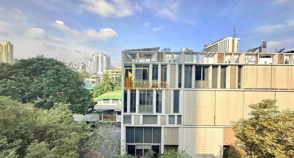 For rent 4 bedrooms townhouse in Watthana, Bangkok