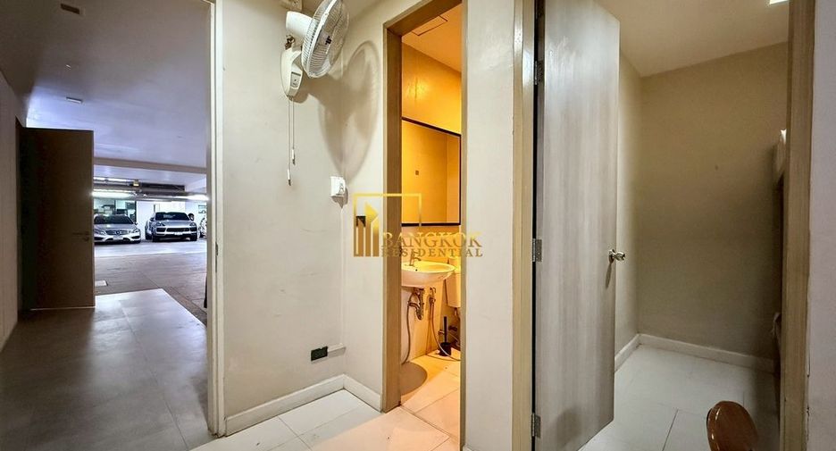 For rent 4 bedrooms townhouse in Watthana, Bangkok