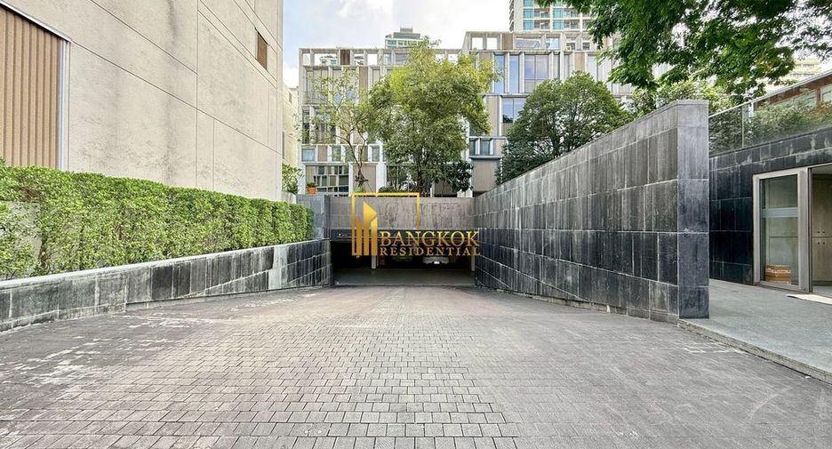 For rent 4 bedrooms townhouse in Watthana, Bangkok