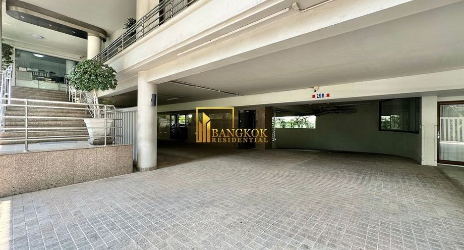 For rent 4 bedrooms apartment in Khlong Toei, Bangkok