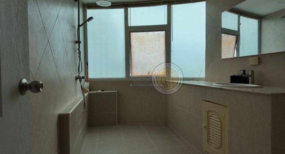 For rent 3 bedrooms condo in Bang Lamung, Chonburi