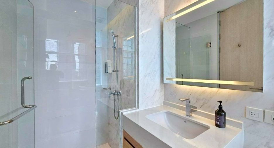 À louer 2 chambres appartement avec services à Khlong Toei, Bangkok