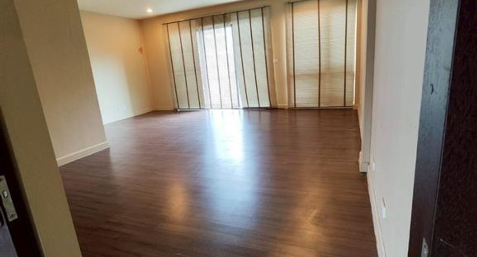 For rent and for sale 4 bedrooms townhouse in Sai Mai, Bangkok
