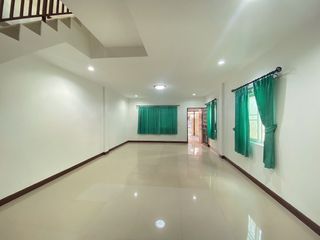 For sale 3 bedrooms townhouse in Bang Kapi, Bangkok