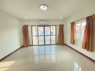For sale 3 bedrooms townhouse in Bang Kapi, Bangkok