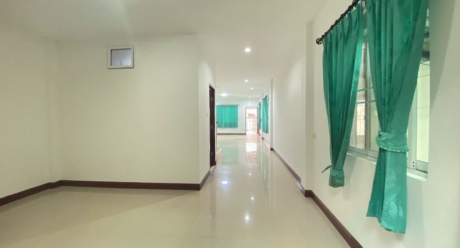 For sale 3 bedrooms townhouse in Bang Kapi, Bangkok