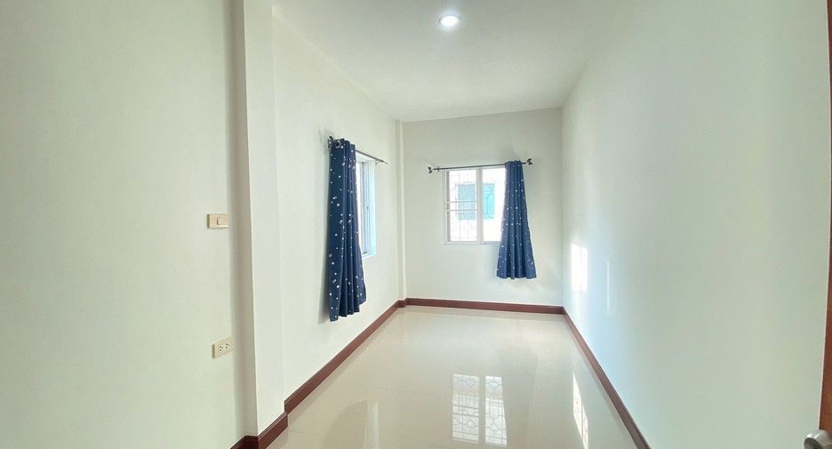 For sale 3 bedrooms townhouse in Bang Kapi, Bangkok
