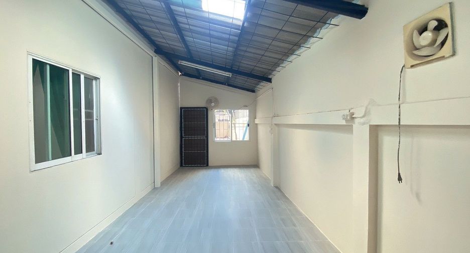 For sale 3 bedrooms townhouse in Bang Kapi, Bangkok