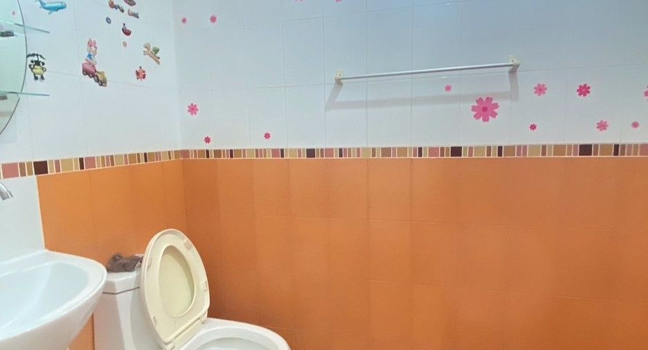 For sale 3 bedrooms townhouse in Bang Kapi, Bangkok