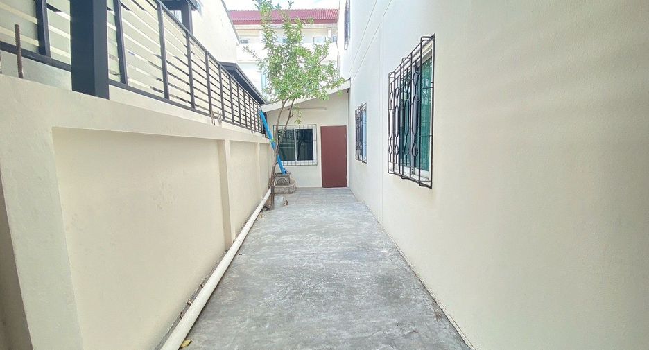 For sale 3 bedrooms townhouse in Bang Kapi, Bangkok