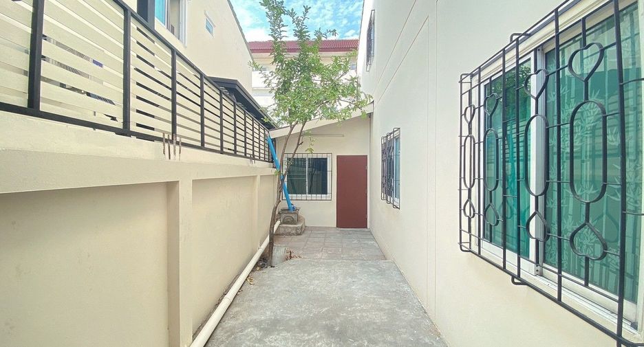For sale 3 bedrooms townhouse in Bang Kapi, Bangkok