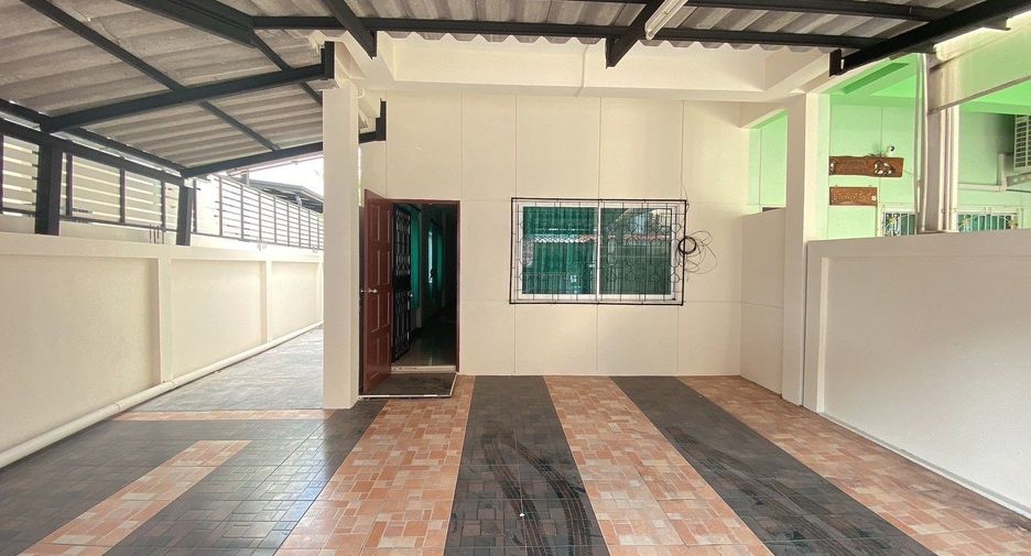 For sale 3 bedrooms townhouse in Bang Kapi, Bangkok
