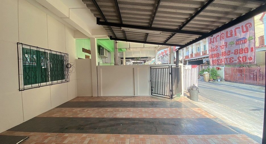 For sale 3 bedrooms townhouse in Bang Kapi, Bangkok