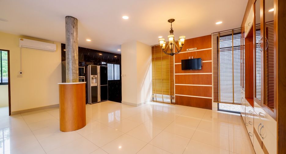 Casa en alquiler y en venta de 5 habitaciones en Bang Lamung, Chonburi