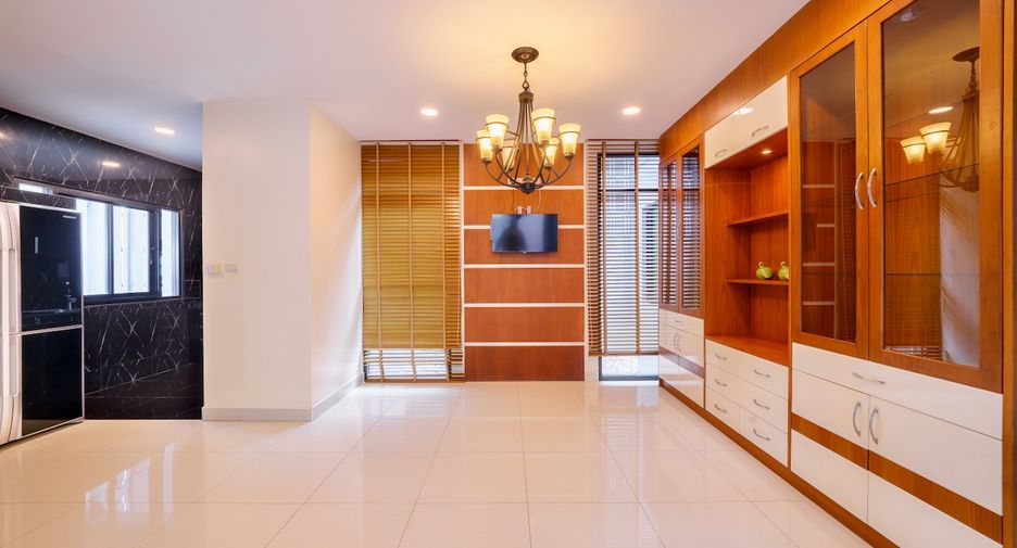 Casa en alquiler y en venta de 5 habitaciones en Bang Lamung, Chonburi