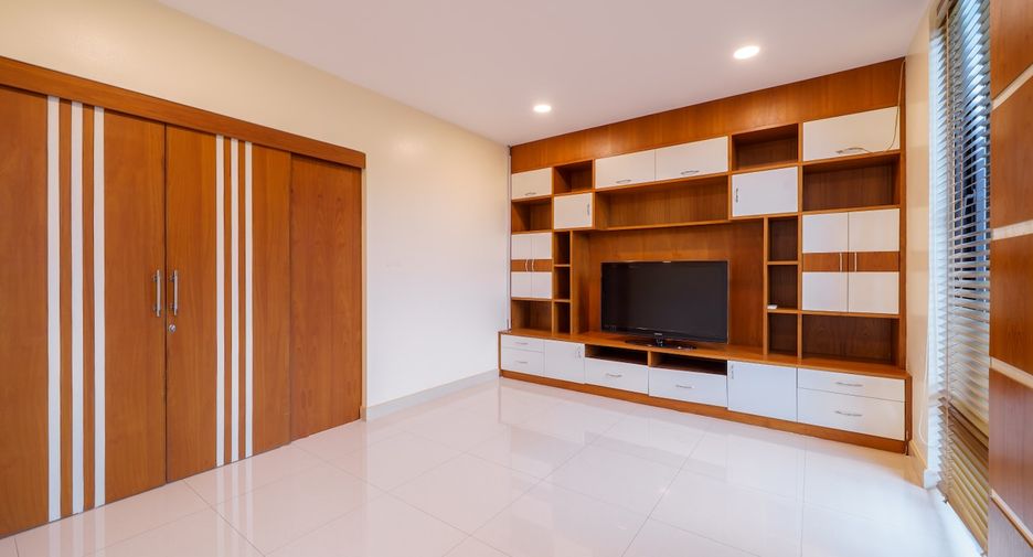 Casa en alquiler y en venta de 5 habitaciones en Bang Lamung, Chonburi