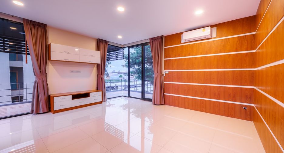 Casa en alquiler y en venta de 5 habitaciones en Bang Lamung, Chonburi
