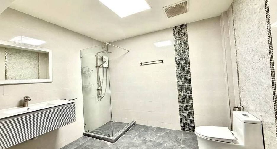 For sale 4 ベッドルーム villa in Bang Lamung, Chonburi