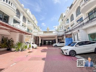 For sale 4 bedrooms townhouse in Watthana, Bangkok