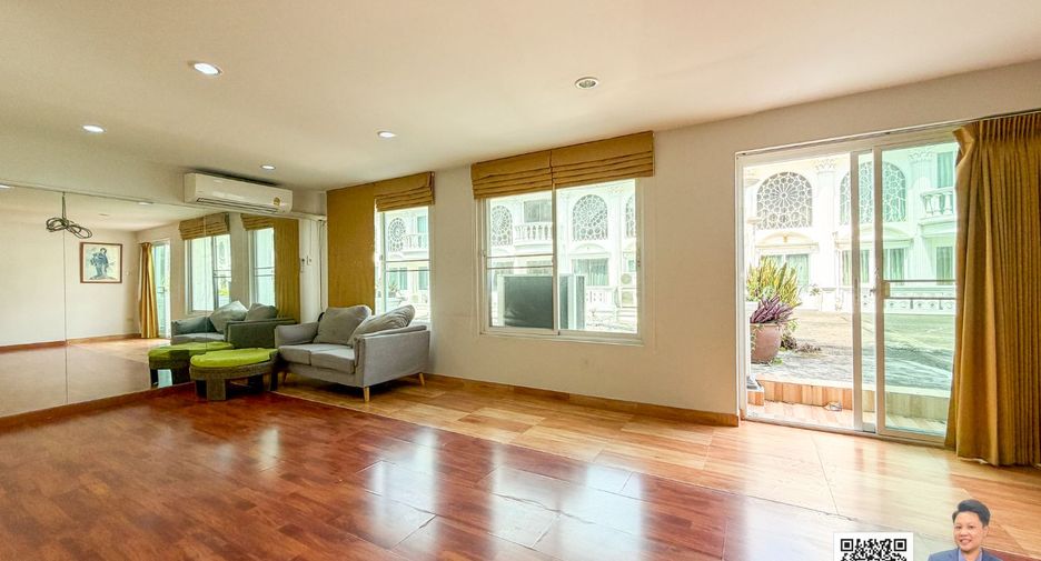 Casa adosada en venta de 4 habitaciones en Watthana, Bangkok