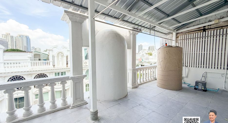 Casa adosada en venta de 4 habitaciones en Watthana, Bangkok