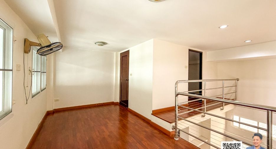 Casa adosada en venta de 4 habitaciones en Watthana, Bangkok