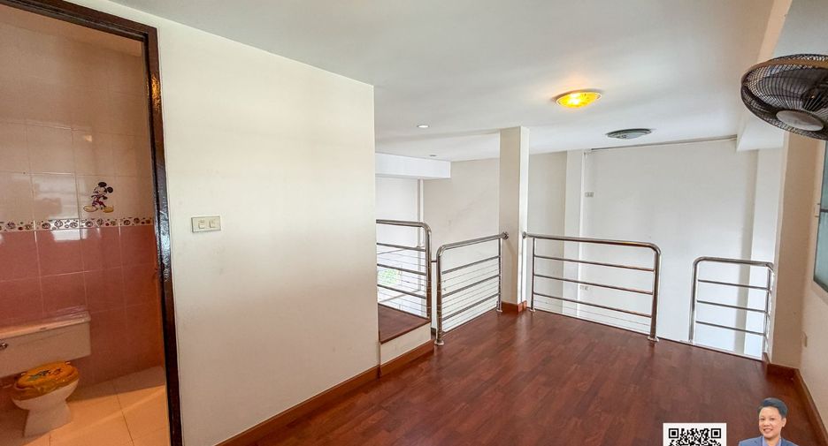 Casa adosada en venta de 4 habitaciones en Watthana, Bangkok