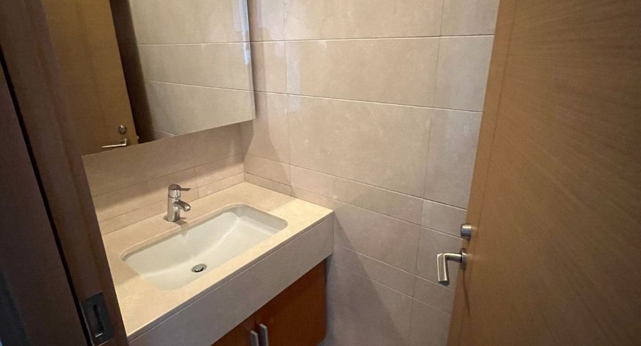 For rent 3 bedrooms condo in Pathum Wan, Bangkok