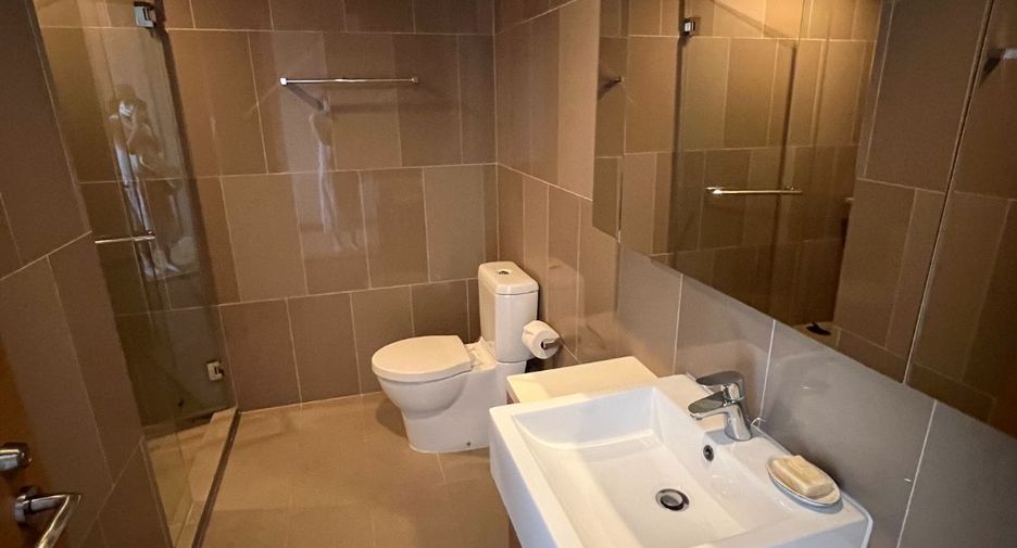For rent 3 bedrooms condo in Pathum Wan, Bangkok