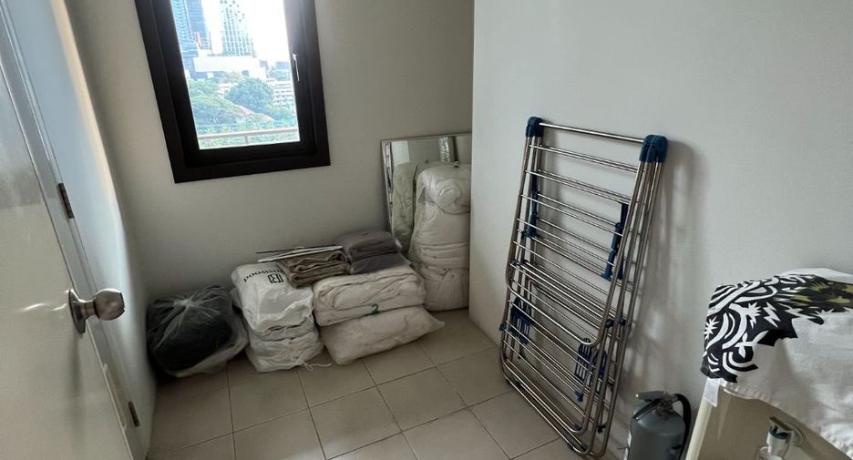 For rent 3 bedrooms condo in Pathum Wan, Bangkok