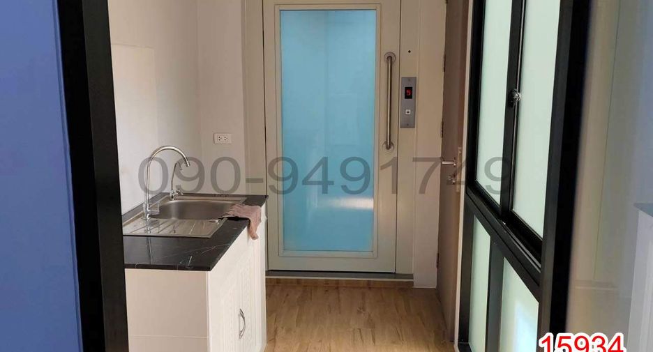 For sale 6 bedrooms retail Space in Phra Khanong, Bangkok