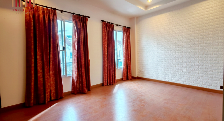 For sale 3 bedrooms townhouse in Lat Phrao, Bangkok