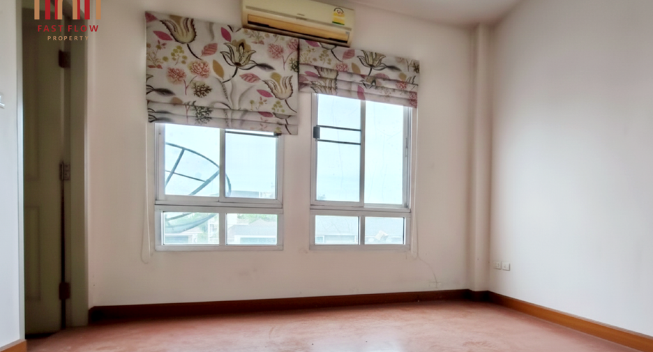 For sale 3 bedrooms townhouse in Lat Phrao, Bangkok