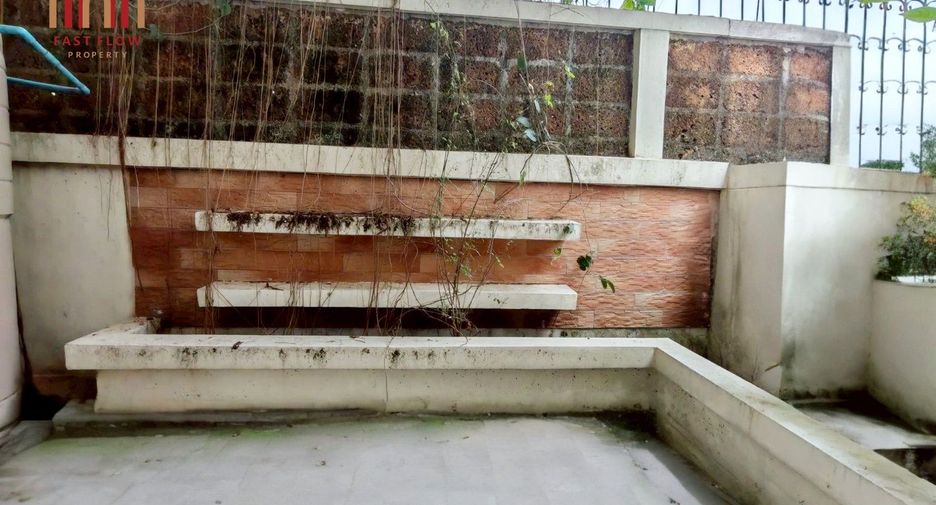 For sale 3 bedrooms townhouse in Lat Phrao, Bangkok