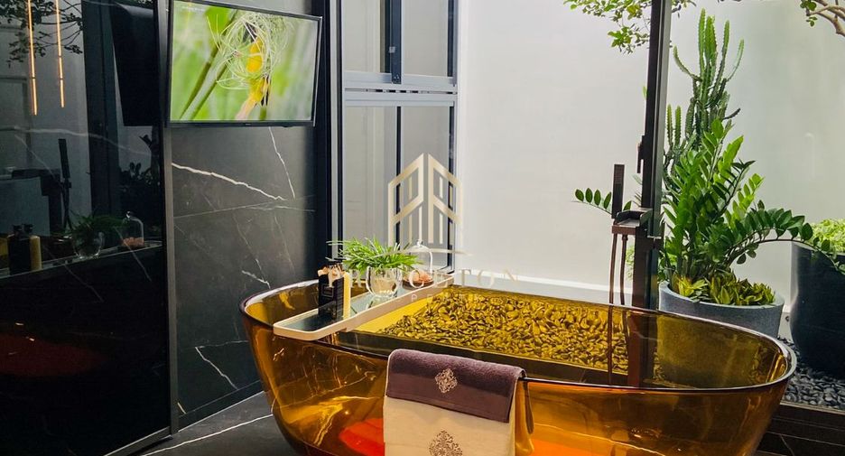 For rent and for sale 4 bedrooms house in Saphan Sung, Bangkok