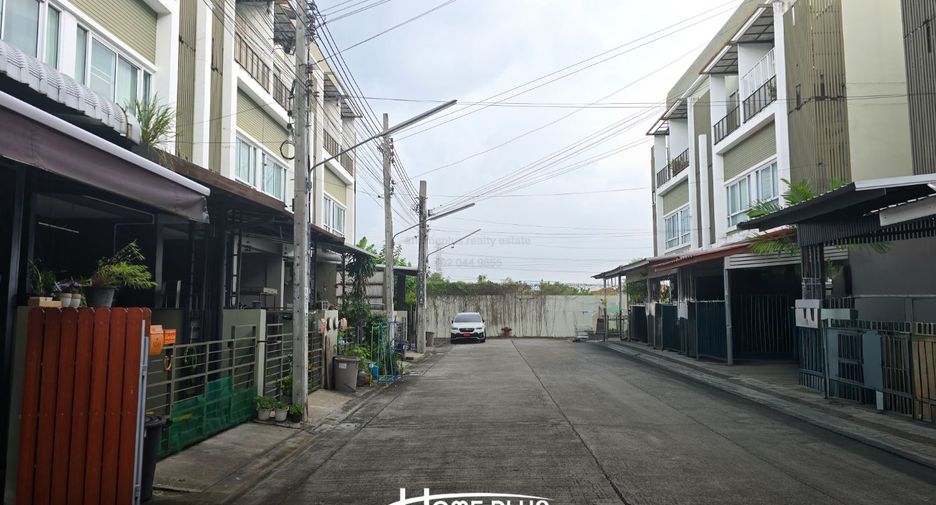 出售 3 卧室 联排别墅 在 Lat Krabang, 曼谷