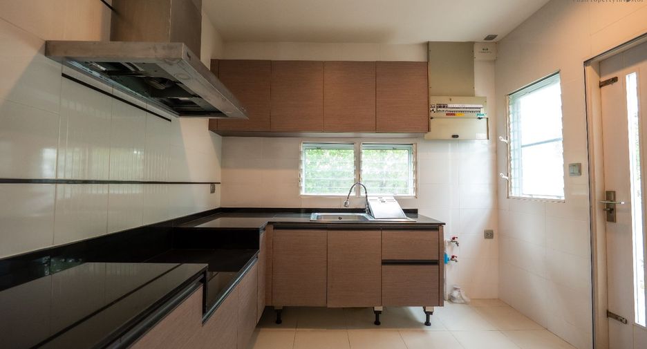 For rent 4 bedrooms house in Mueang Nonthaburi, Nonthaburi