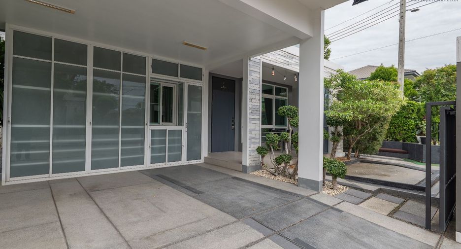 For rent 4 bedrooms house in Mueang Nonthaburi, Nonthaburi