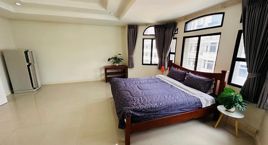For rent 4 bedrooms house in Watthana, Bangkok