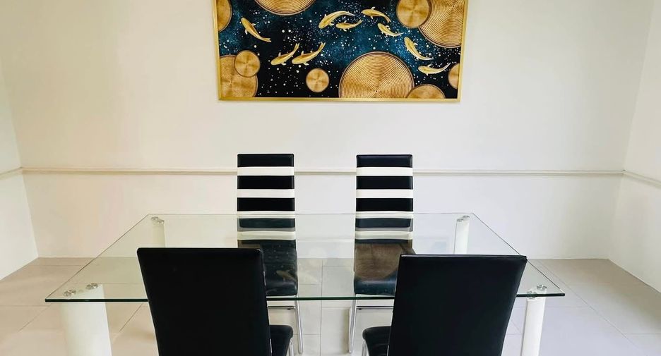 For rent 4 bedrooms house in Watthana, Bangkok