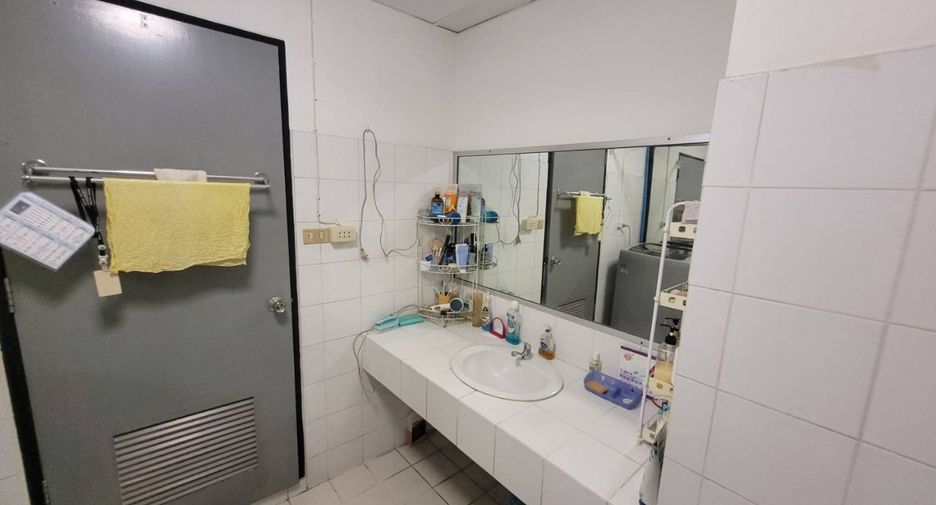 For rent 2 bedrooms condo in Phra Khanong, Bangkok