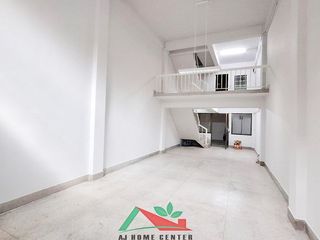 Аренда и продажа 4 спальни торговое помещение в Пхра Кханонг, Бангкок