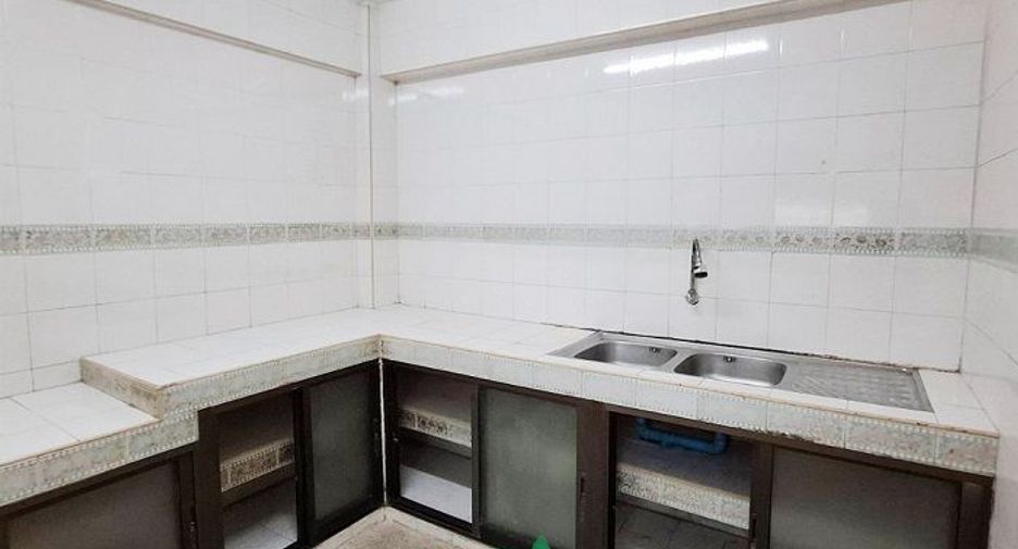 For rent and for sale 4 bedrooms retail Space in Phra Khanong, Bangkok