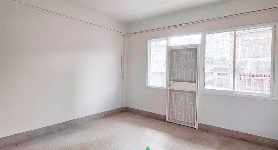 For rent and for sale 4 bedrooms retail Space in Phra Khanong, Bangkok