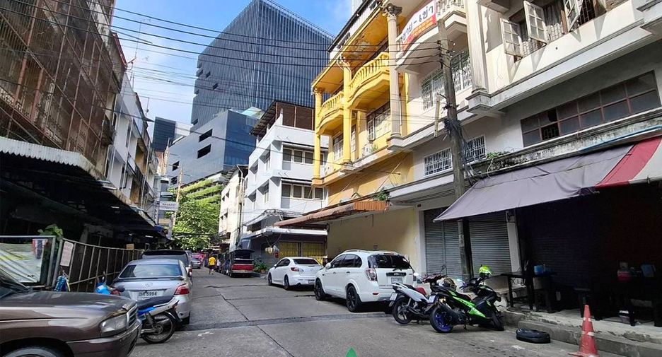 For rent and for sale 4 bedrooms retail Space in Phra Khanong, Bangkok