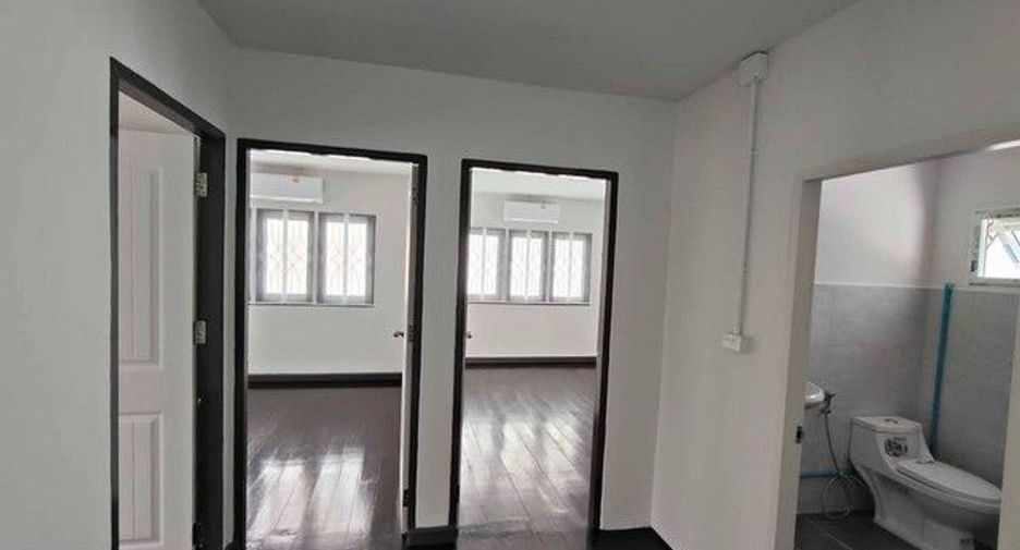 À louer 3 chambres maison à Lat Phrao, Bangkok